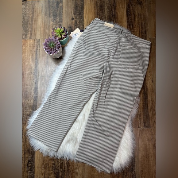 NYDJ
Joni High-Rise Relaxed Capri in Sandbar Stripe - Picture 8 of 8